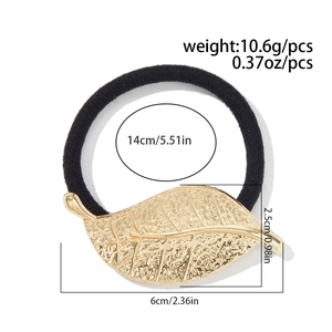 Détail de l'élastique à cheveux avec pendentif feuille dorée et poids de 10,6g
