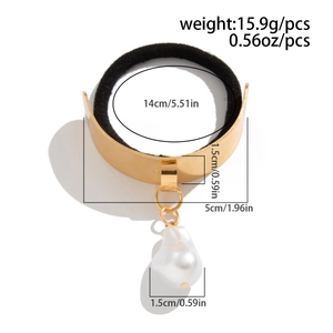 Detail showing golden hair tie measurements with white baroque pearl and 15.9g weight info