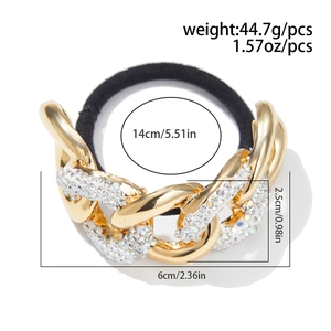 Detail van zwarte elastische haarelastiek met gouden schakelketting en glanzende steentjes