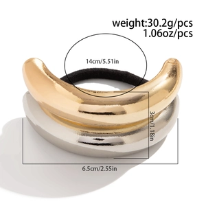 Détail macro de l'élastique à cheveux en U doré et argenté avec dimensions
