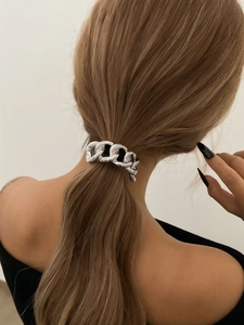 Gedetailleerd beeld van een zilveren geometrische metalen ketting haarband voor dames