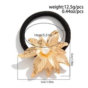 Close-up of golden hollow leaf flower hair tie with central pearl and product dimensions
