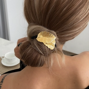 Élastique à cheveux doré avec motif feuille texturée et bande élastique noire élégante