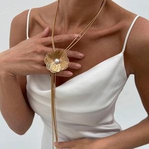 Collier Mode en Cuivre Fleur Creuse Gland Avec Imitation Perle Longue Chaîne Os de Serpent Pendentif en Y pour Femme