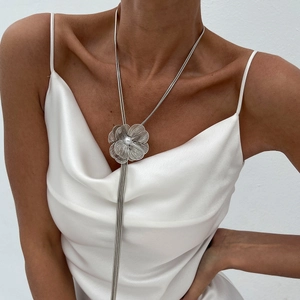 Collier long en Y argenté avec fleur en perle et pampilles métalliques pour femmes