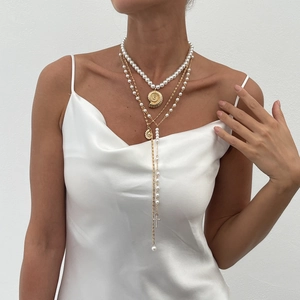 Elegante collar de perlas de varias capas con colgante de relieve dorado en modelo