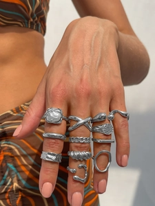Dettagli di 11 anelli d'argento con motivi a lava e design geometrici traforati set