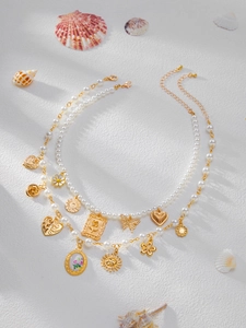 Détail du collier de plage bohème avec perles fantaisie et breloques de coquillage doré