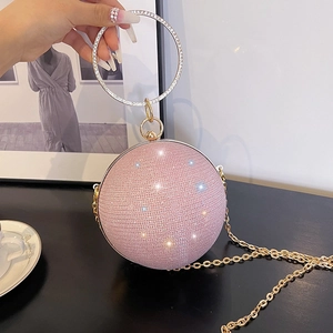 Pochette de soirée sphérique rose pailletée avec poignée anneau en cristal et chaîne