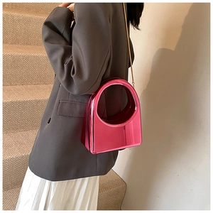 Vue détaillée du sac de soirée rose métallique semi-circulaire avec bandoulière dorée
