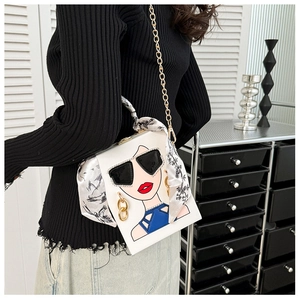 Detail der weißen Box-Tasche mit Cartoon-Mädchen mit Sonnenbrille und Seidentuchgriff