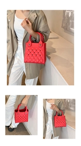 Detailaufnahme der roten EVA-Tasche mit Lochmuster und gesteppter Rautenstruktur