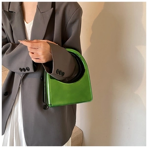Vue détaillée d'un sac à main en acrylique vert vif avec une finition métallique brillante