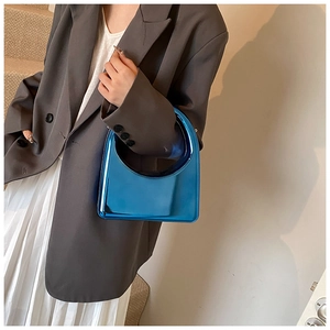 Sac à main chic en acrylique bleu électrique avec poignée ronde et tenue moderne