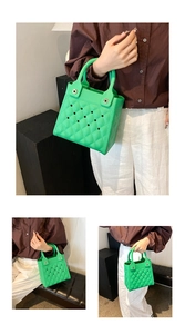 Detailansicht der hellgrünen EVA-Tasche mit geprägtem Rautenmuster und Belüftungslöchern