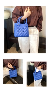 Detailansicht der hellblauen EVA-Tasche mit hohler Rautenstruktur und Goldnieten