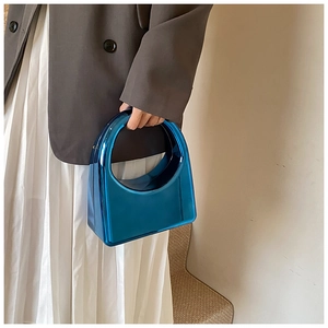 Vue détaillée du sac à main géométrique bleu électrique en acrylique avec poignée