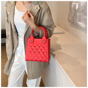 Detail der roten EVA-Tasche mit gestepptem Rautenmuster und hohlem Design-Element