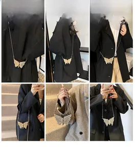 Vues détaillées d'un mini sac papillon avec strass et chaîne en métal sur un mannequin