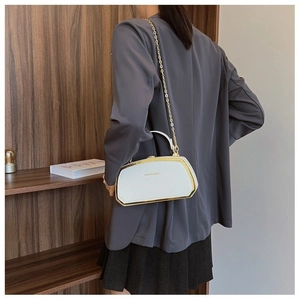 Elegante borsa a scatola semicircolare bianca con bordo dorato e tracolla a catena