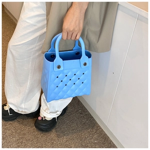 Himmelblaue Mini-EVA-Tasche mit Lochmuster von Model gehalten für tägliche Reisen