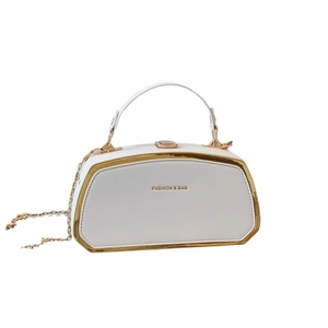 Elegante borsa a mano bianca con bordo dorato e tracolla a catena, scritte moda borsa