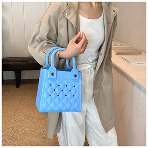 Detailansicht der hellblauen EVA-Tasche mit Rautenmuster und Belüftungslöchern im Design