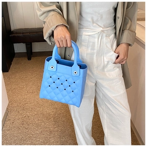 Detail der himmelblauen EVA-Strandtasche mit Rautenmuster und quadratischen Löchern