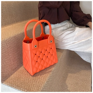 Detailansicht der hellorangen EVA-Strandtasche mit stilvollen Rauten-Ausschnitten