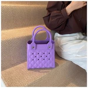 Detail der lila EVA-Strandtasche mit Rautenmuster-Prägung und dekorativen Perforationen