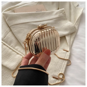 Goudkleurige metallische geribbelde mini box tas detail, elegante harde clutch met kettingriem.