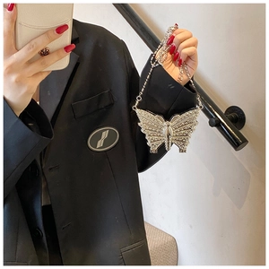 Vue détaillée du sac chaîne papillon argenté avec ornements de perles métalliques