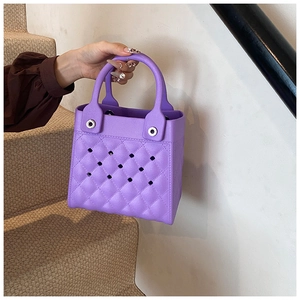 Detailaufnahme der lavendellila EVA-Strandtasche mit Rautenmuster und Hohlloch-Design