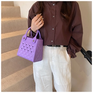 Detail der lila EVA-Tasche mit Rautenmuster und modischem Lochmuster-Design