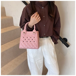 Detailansicht der rosa EVA Mini-Tasche mit hohlgeprägtem Rautenmuster-Struktur