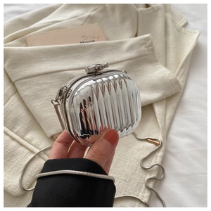 Mini metallen geribbelde box crossbody tas, stijlvolle zilveren clutch voor damesgebruik.