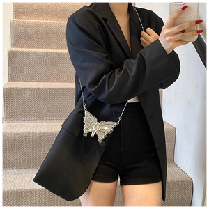Détail d'un mini sac boîte papillon orné de strass brillants et d'une chaîne en métal