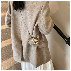 Elegante pochette a conchiglia in metallo argento con rilievo a spirale e catena sottile