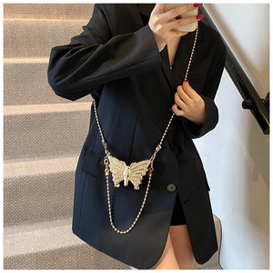 Vue détaillée du mini sac papillon doré avec strass et fine bandoulière chaîne