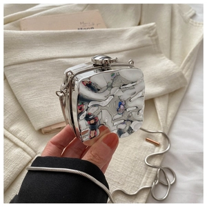 Zilveren metallic spiegel box mini crossbody tas detail, chique vloeibare textuur tas.