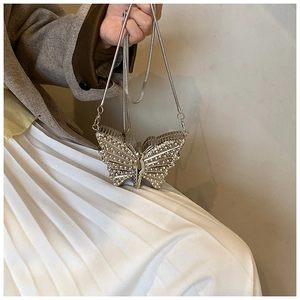 Gros plan du mini sac papillon avec strass étincelants et chaîne serpent argentée