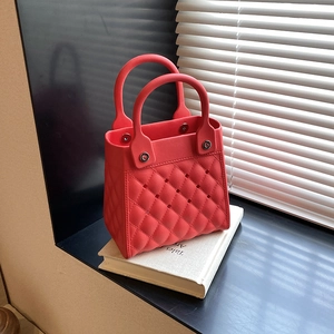 Wasserdichte rote EVA-Strandtasche mit Rautenmuster und langlebigen Griffen