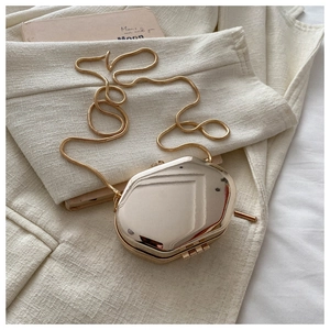 Gouden onregelmatige geometrische mini box clutch tas met slanke kettingriem voor dames.