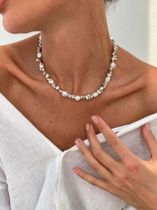 Baroque pearls and silver metal beads necklace worn on a woman neck for daily style