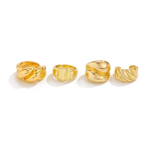 Set di quattro anelli e orecchini minimalisti placcati oro 18 carati con texture eleganti