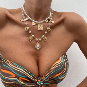 Collier de perles bohème avec breloques d'étoiles de mer dorées et pendentifs vintage