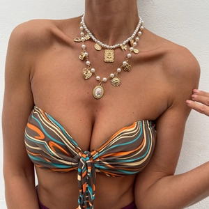 Collier de perles bohème à plusieurs rangs avec pendentifs papillon et fleur émaillée