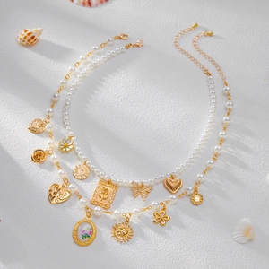 Collier de perles bohème avec breloques soleil papillon et fermoir doré en acier allié