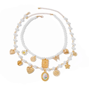 Ensemble collier de perles double épaisseur avec pendentifs papillon et fleur dorés