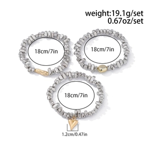 Détail de l'ensemble de bracelets perlés avec pendentif cœur et dimensions incluses